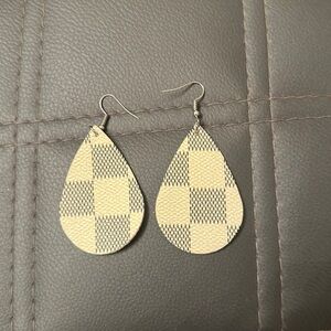 Teardrop earrings